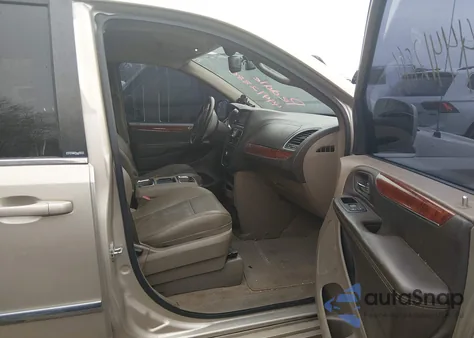 2013 Chrysler Town & Country Touring z USA, uszkodzony, nr VIN 2C4RC1BG9DR648995